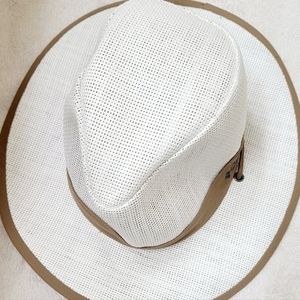 Columbia Brand Large brim Unisex  Hat. L/XL White and tan color.